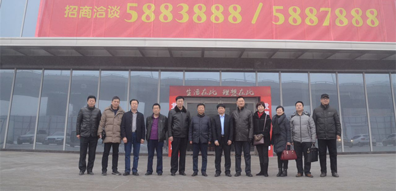 1483606380414051.jpg 圖為集團(tuán)領(lǐng)導(dǎo)查看北晟商業(yè)廣場(chǎng)項(xiàng)目_副本.jpg