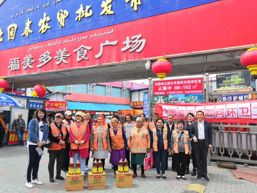 1562129149212832.jpg 北園春市場(chǎng)送溫暖關(guān)愛環(huán)衛(wèi)工人01_副本.jpg