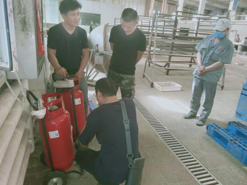 1591074539504991.jpg 圖為:消防驗(yàn)收小組檢查滅火器_副本.jpg