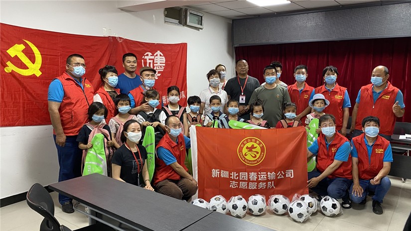 1593574938168222.jpg 圖為:社區(qū)領(lǐng)導(dǎo)及工作人員、北園春志愿服務(wù)隊(duì)員代表與11名孩子和家長(zhǎng)留影_副本.jpg