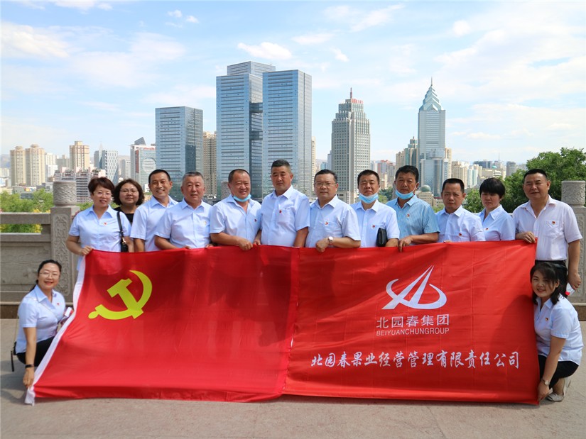 1593575873870429.jpg 圖為:北園春市場(chǎng)黨員在紅山留影_副本.jpg