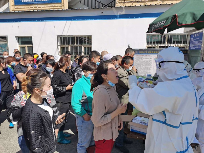 1593576111476594.jpg 圖為:自治區(qū)疾控中心經(jīng)營(yíng)商戶進(jìn)行核酸檢測(cè)采樣現(xiàn)場(chǎng)_副本.jpg