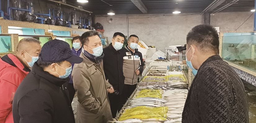 1612255920329851.jpg 圖為:自治區(qū)副主席蒞臨北園春市場(chǎng)檢查指導(dǎo)疫情防控工作現(xiàn)場(chǎng)_副本.jpg