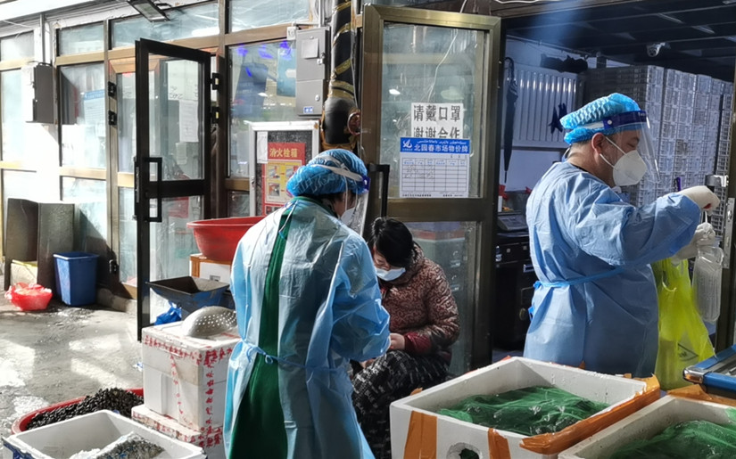 1617215349863982.jpg 自治區(qū)疾控中心專業(yè)技術人員對我市場外環(huán)境標本采樣隨機抽樣檢測_副本.jpg