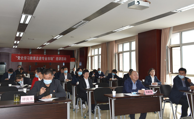 1619712415554993.jpg 圖為:集團(tuán)黨支部組織全體黨員學(xué)習(xí)黨史現(xiàn)場(chǎng)_副本.jpg