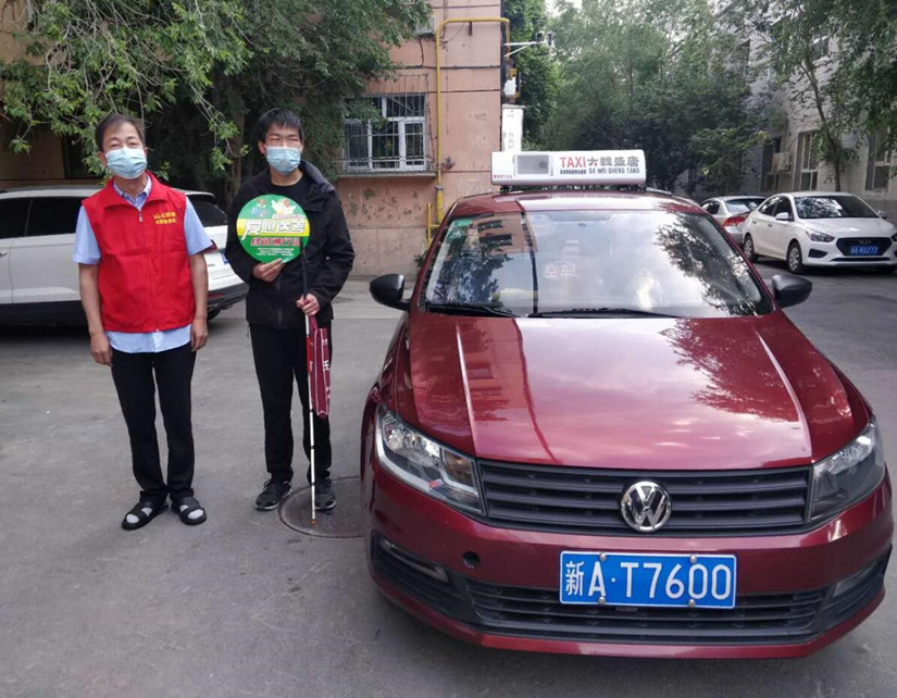 1625161398325161.jpg 圖為:運(yùn)輸公司程軍旗拉載盲人考生_副本.jpg