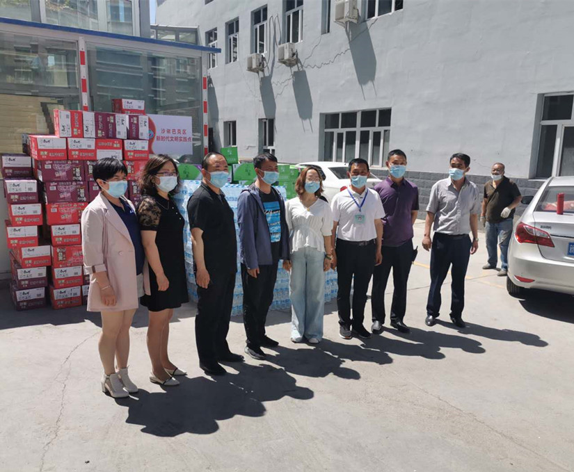 1625174028701367.jpg 圖為:北園春市場(chǎng)領(lǐng)導(dǎo)為環(huán)衛(wèi)工人送慰問(wèn)品_副本.jpg