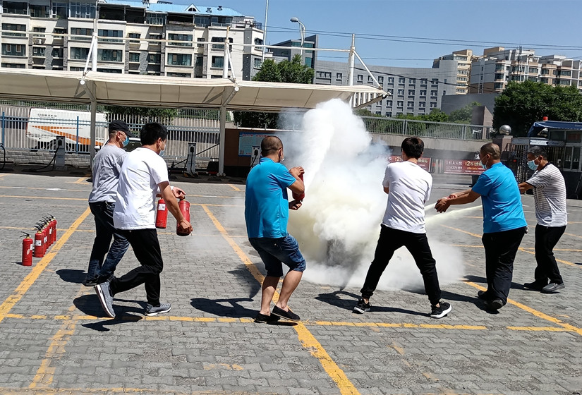 1625174409471665.jpg 圖為:運(yùn)輸公司組織從業(yè)人員火災(zāi)應(yīng)急演練_副本.jpg