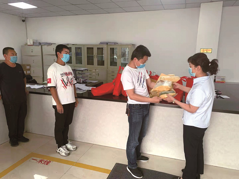 1627959271599153.jpg 圖為:北園春集團(tuán)工會(huì)為員工發(fā)放酷暑福利_副本.jpg