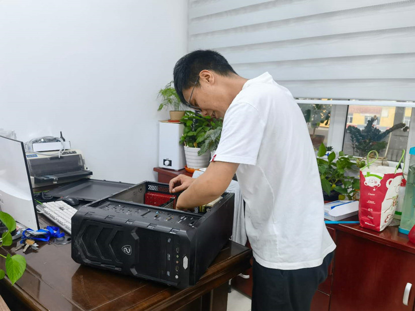 1635392012754303.jpg 圖為:北園春市場(chǎng)信息網(wǎng)絡(luò)管理員胥飛龍_副本.jpg