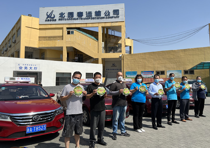 1657166373254819.jpg 圖為:運(yùn)輸公司組織愛(ài)心護(hù)航高考接送儀式啟動(dòng)_副本.jpg