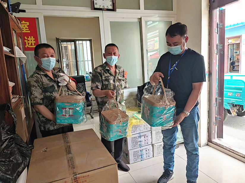 1657167096126377.jpg 圖為:北園春集團(tuán)工會(huì)發(fā)放端午節(jié)粽子_副本.jpg