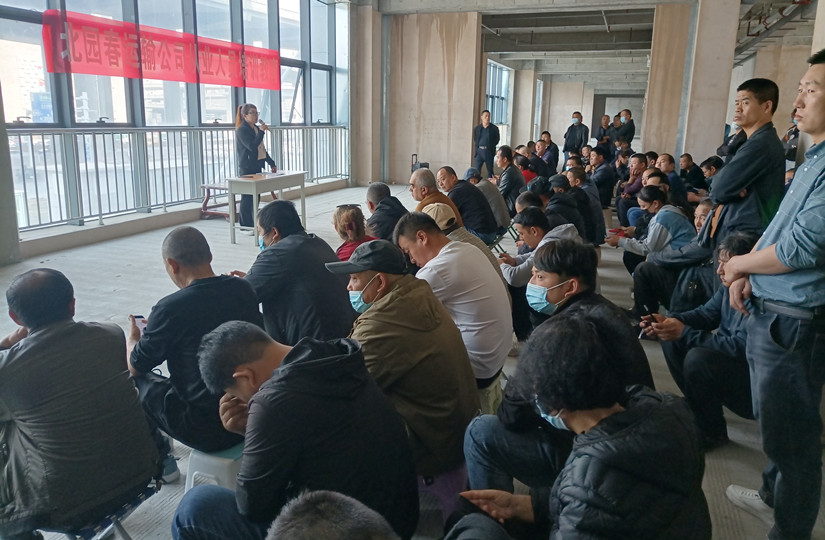 1682499679223741.jpg 圖為:運輸公司組織全體從業(yè)人員進行安全教育培訓_副本.jpg